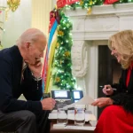 Joe Biden celebra su última Navidad en la Casa Blanca con magia navideña