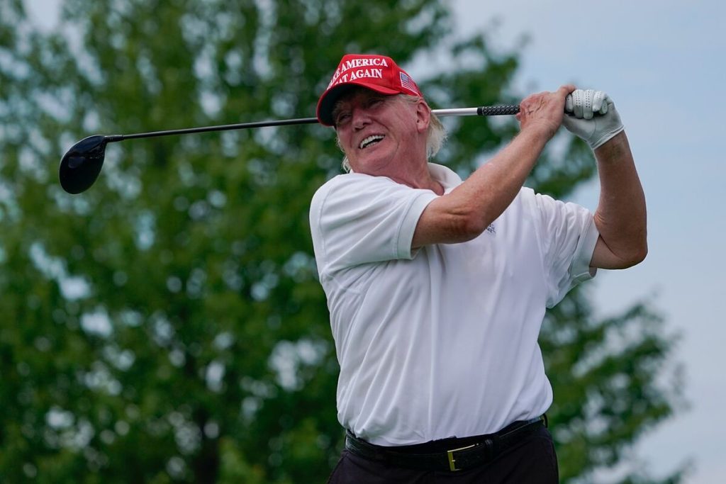 Donald Trump conquista su torneo en West Palm Beach con 68 impactos