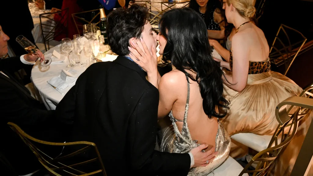 El beso de Kylie Jenner y Timothée Chalamet que deslumbró en los Globos de Oro 2025