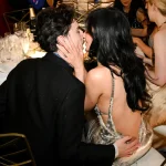 El beso de Kylie Jenner y Timothée Chalamet que deslumbró en los Globos de Oro 2025