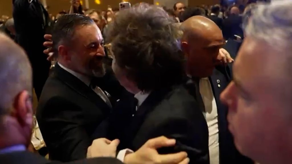 El emotivo abrazo entre Abascal y Milei antes de la investidura