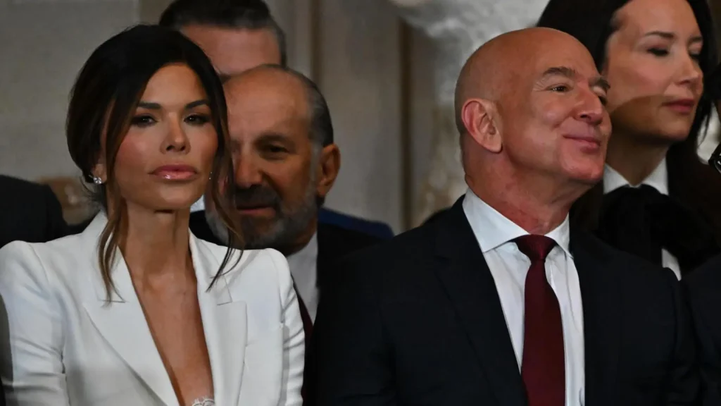 El escote polémico de la novia de Bezos en la jura de Trump