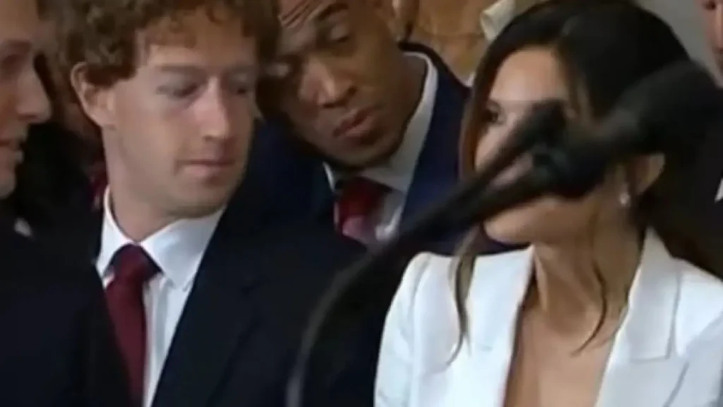 Mark Zuckerberg sorprendido mirando el escote de la novia de Bezos