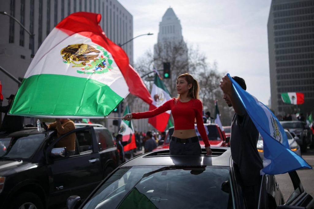 ¿Es apropiado ondear la bandera mexicana en protestas contra Trump?