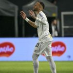 Neymar pide tiempo tras su debut y bromea sobre dura falta