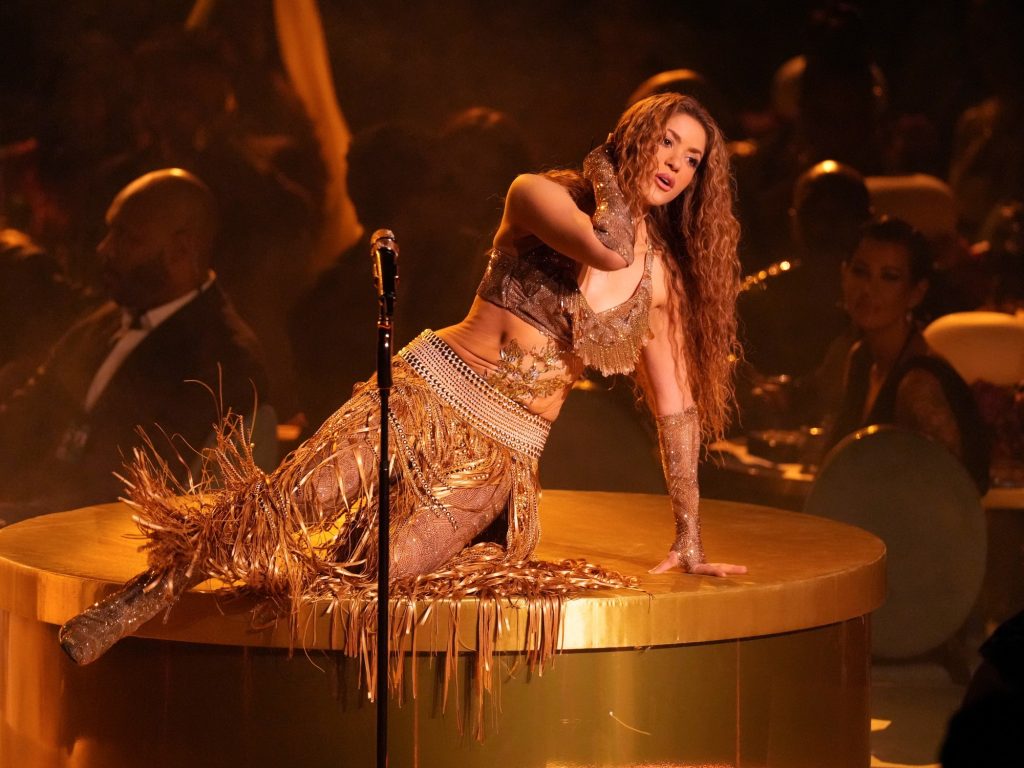 Shakira deslumbra en los Grammy 2025 con un show inolvidable